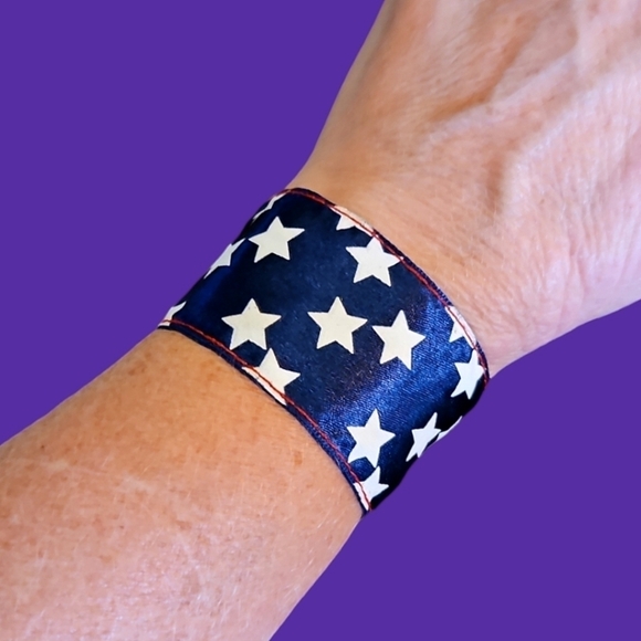 3/$30 Satin Stars American Flag Wide Snap Bracelet - Picture 1 of 6